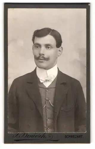 Fotografie G. Benedek, Schwechat, Hauptplatz 65, Portrait dunkelhaariger Mann mit Schnurrbart