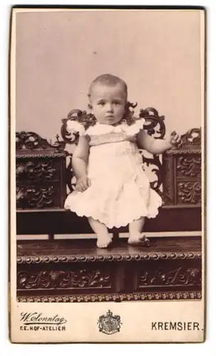 Fotografie W. Sonntag, Kremsier, Portrait süsses Baby im weissen gerüschten Kleidchen