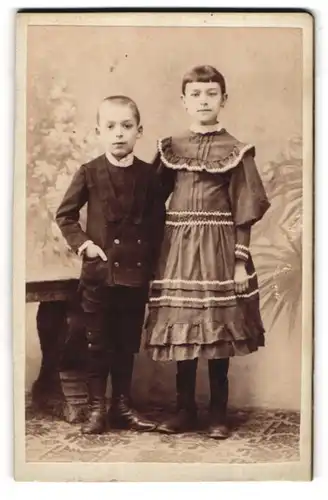 Fotografie F. Hejda, Wien, Ottakringerstr. 18, Portrait bildschönes Kinderpaar in hübscher Kleidung