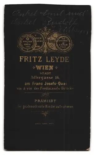 Fotografie Fritz Leyde, Wien, Adlergasse 16, Portrait zwei freche Buben in hübschen Anzügen