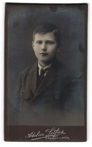 Fotografie V. Letfus, Prerov-Lipnik, Portrait eines elegant gekleideten Buben mit Krawatte im Jackett