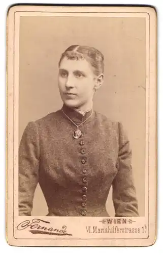 Fotografie Atelier Fernande, Wien, Mariahilferstr. 1, Portrait schöne junge Frau mit Amulett-Kette