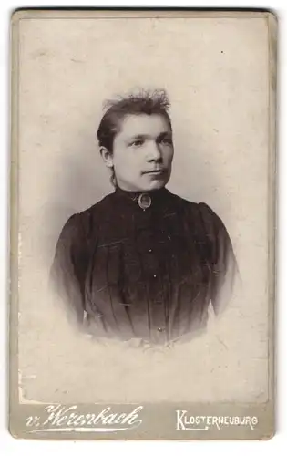 Fotografie v. Werenbach, Klosterneuburg, Heislergasse 3, Portrait einer elegant gekleideten Frau mit Brosche am Kragen