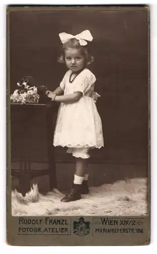 Fotografie Rudolf Franzl, Wien, Mariahilferstr. 186, Portrait süsses blondes Mädchen mit Haarschleife und Perlenhalskette
