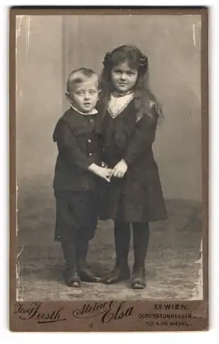 Fotografie Josef Justh, Wien, Schönbrunnerstr. 270, Portrait bildschönes Kinderpaar in hübscher Kleidung