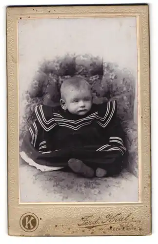 Fotografie Ferd. Kral, Wien, Himbergerstr. 61, Portrait süsses Baby im Matrosenkleidchen