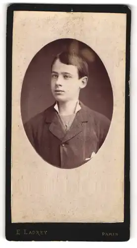 Fotografie E. Ladrey, Paris, Rue de Richelieu 97, Portrait charmanter Bube im Jackett