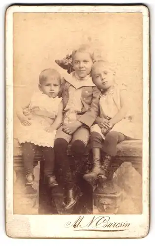 Fotografie M. N. Csurcsin, Pancsova, frecher blonder Bube & zwei niedliche Mädchen in hübschen Kleidern