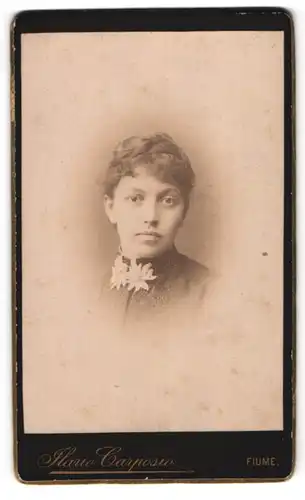 Fotografie Flavio Carposo, Fiume, Portrait schönes Fräuelin mit Blumenbrosche am Kleiderkragen