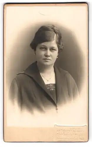 Fotografie H. Katzer, Wien, Kulmgasse 43, Portrait hübsche junge Frau mit Flechtdutt