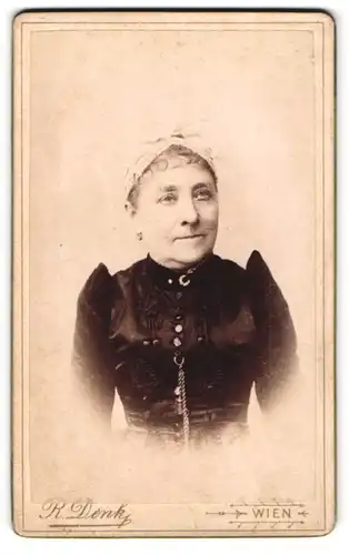 Fotografie R. Denk, Wien, Schönbrunnerstr. 19, Portrait einer elegant gekleideten Dame mit Rüschenkopfschmuck