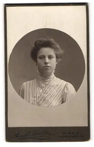 Fotografie Arnold Schalita, Wien, Favoritenstr. 112, Portrait brünettes Fräulein in gestreifter Bluse mit Halskette