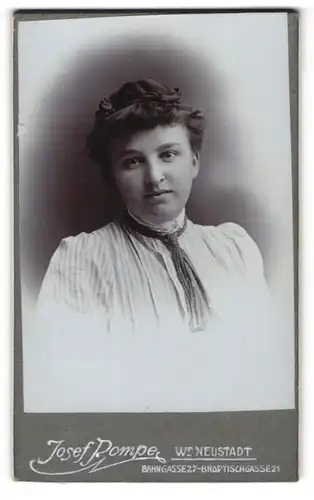 Fotografie Josef Pompe, Wiener Neustadt, Bahngasse 27, Portrait bildschöne junge Frau mit Halstuch