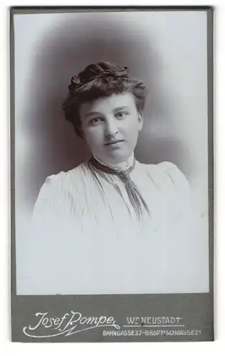 Fotografie Josef Pompe, Wiener Neustadt, Bahngasse 27, Portrait bildschöne junge Frau mit Halstuch