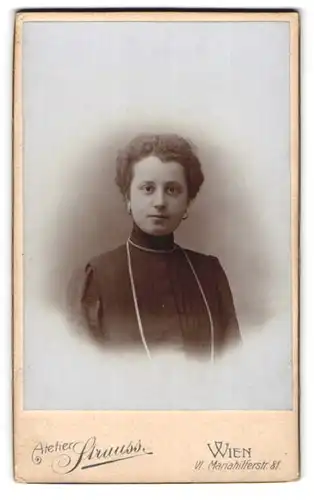 Fotografie Atelier Strauss, Wien, Mariahilferstr. 81, Portrait charmante junge Frau mit Ohr- und Halsschmuck