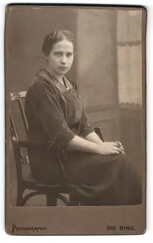 Fotografie Sig. Bing, Wien, Goldschmiedgasse 4, Portrait hübsche junge Frau auf einem Stuhl sitzend