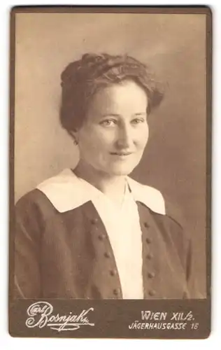 Fotografie Carl Rosnjak, Wien, Jägerhausgasse 15, Portrait charmant lächelnde junge Frau in eleganter Bluse