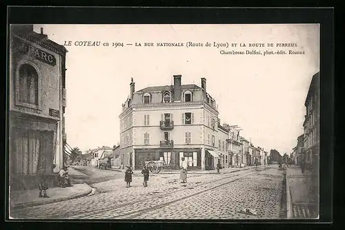 AK Le Coteau, La Rue Nationale et la Route de Perreux