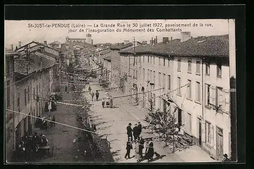 AK St-Just-la-Pendue, La Grande Rue 1922 pavoisement de la rue jour de l`inauguration du Monument des Combattants