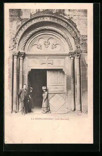 AK La Bénissons-Dieu, Passanten vor einem Portal