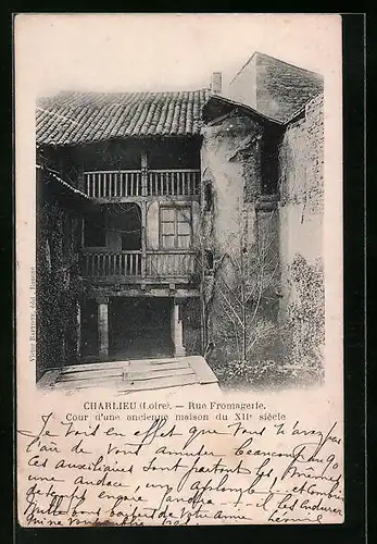 AK Charlieu, Rie Fromagerie, Cour d'une ancienne maison du XII. siecle