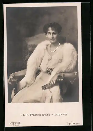 AK I.K.H. Prinzessin Antonia von Luxemburg bildschön mit Pelzstola im Kleid