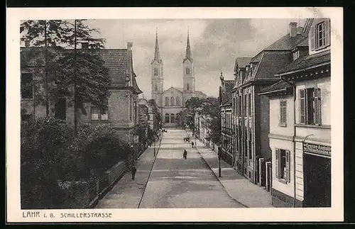 AK Lahr i. B., Schillerstrasse mit Kirche im Hintergrund