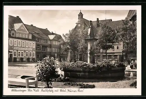 AK Schleusingen /Thür. Wald, Marktplatz mit Hotel Weisses Ross, Café und Brunnen