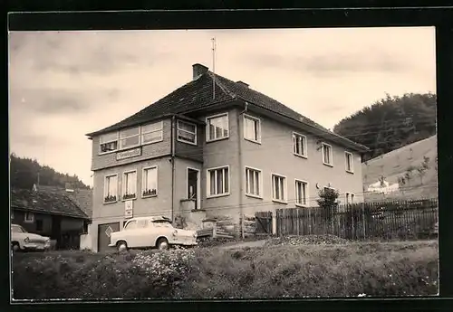 AK Schleusinger-Neundorf, Haus Steinbergsblick mit Auto