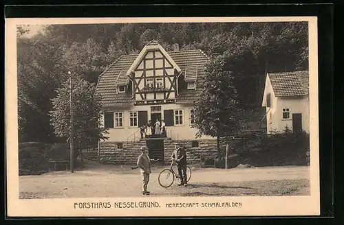 AK Schmalkalden, Gasthof Forsthaus Nesselgrund und Mann mit Fahrrad