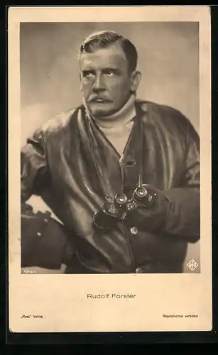 AK Schauspieler Rudolf Forster in Lederjacke und Fernglas in der Hand
