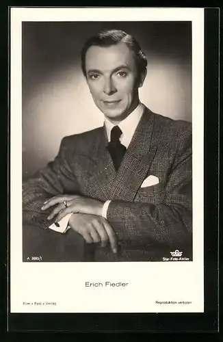 AK Schauspieler Erich Fiedler charmant im karierten Anzug