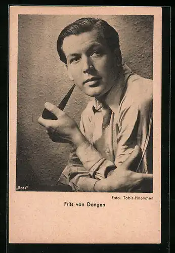 AK Schauspieler Frits van Dongen als junger Mann mit Pfeife in der Hand