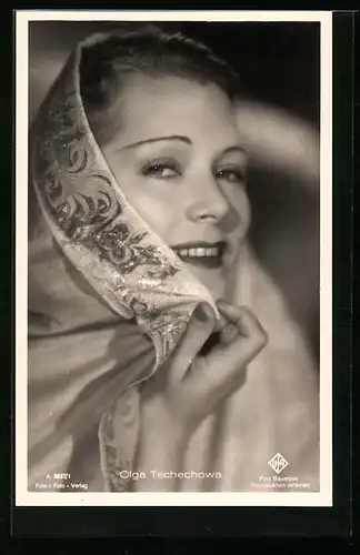 AK Schauspielerin Olga Tschechowa mit elegant besticktem Kopftuch