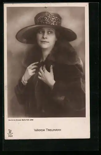 AK Schauspielerin Wanda Treumann mit bildschönem Hut im Pelzmantel