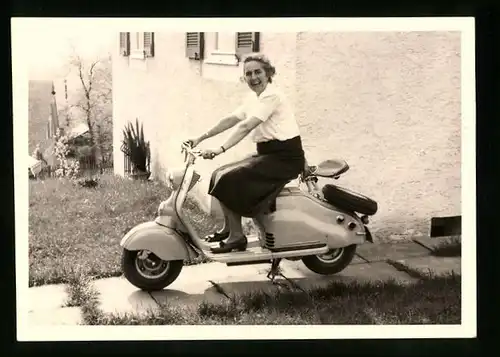 Fotografie Motorrad NSU Lambretta, lachende Frau auf Motorroller sitzend