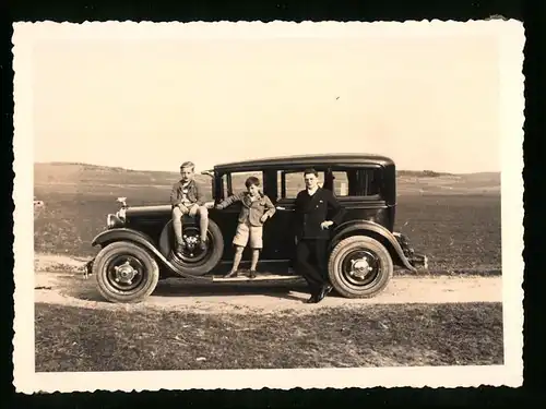 Fotografie Auto Adler, Knaben auf Trittbrett & Ersatzrad