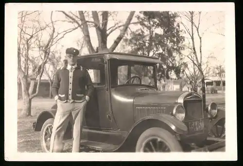 Fotografie Auto Ford, Fahrer nebst PKW, Kennzeichen 954-457