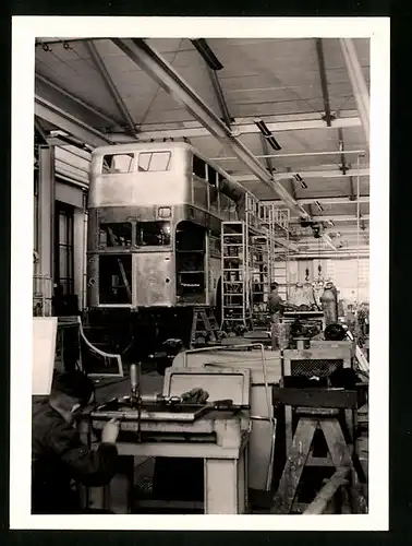 Fotografie Karosseriebau, Karosseriebauer fertigen Doppeldeckerbus für die Berliner Verkehrs Gemeinschaft