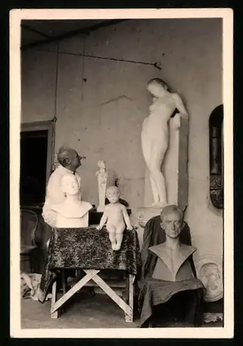 Fotografie Bildhauer betrachtet Akt-Statue