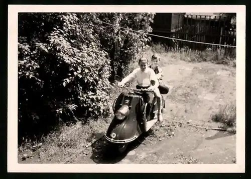Fotografie Motorrad Heinkel, junges Paar auf Motorroller sitzend