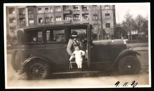 Fotografie Auto Chrysler, Mutter & Kleinkind auf Trittbrett stehend 1930