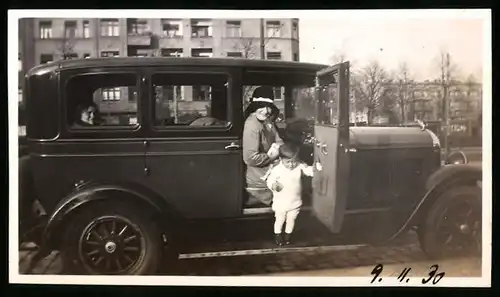 Fotografie Auto Chrysler, Mutter sitzt im PKW - Knabe steigt aus 1930