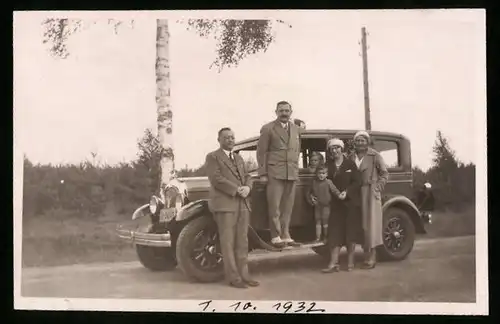 Fotografie Auto Chrysler, Familie posiert neben PKW 1932, Kennzeichen IA-54149