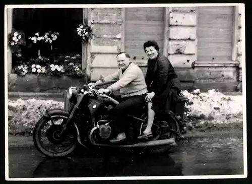 Fotografie Motorrad BMW mit Seitenwagen, Paar auf Krad sitzend