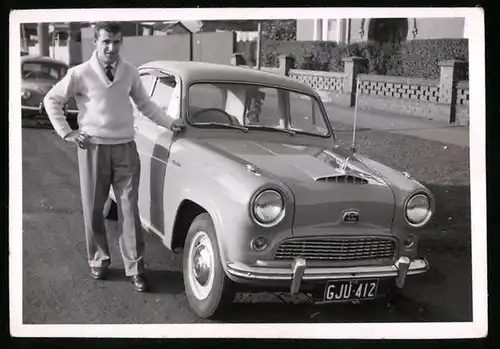 Fotografie Auto Austin, stolzer Fahrer nebst PKW 1956
