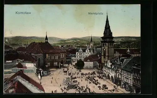 AK Komotau / Chomutov, belebter Marktplatz aus der Vogelschau