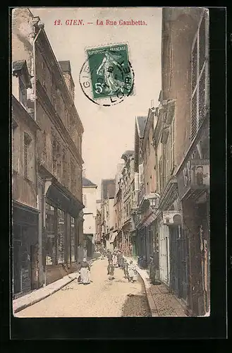 AK Gien, La Rue Gambetta, Strassenpartie