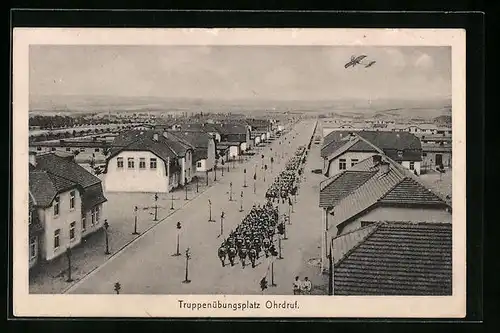 AK Ohrdruf, Truppenübungsplatz, Teilansicht mit Strassenpartie und Soldatenparade