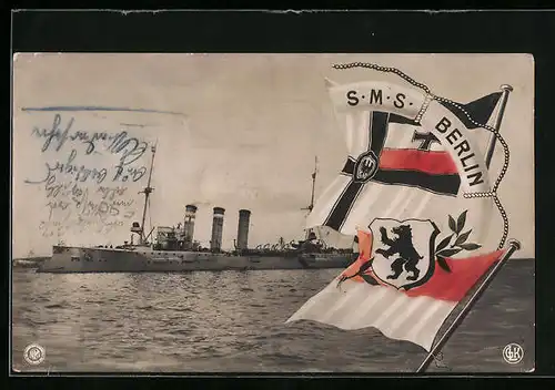 AK Kriegsschiff S. M. S. Berlin vor der Küste, Rettungsring mit Fahnen